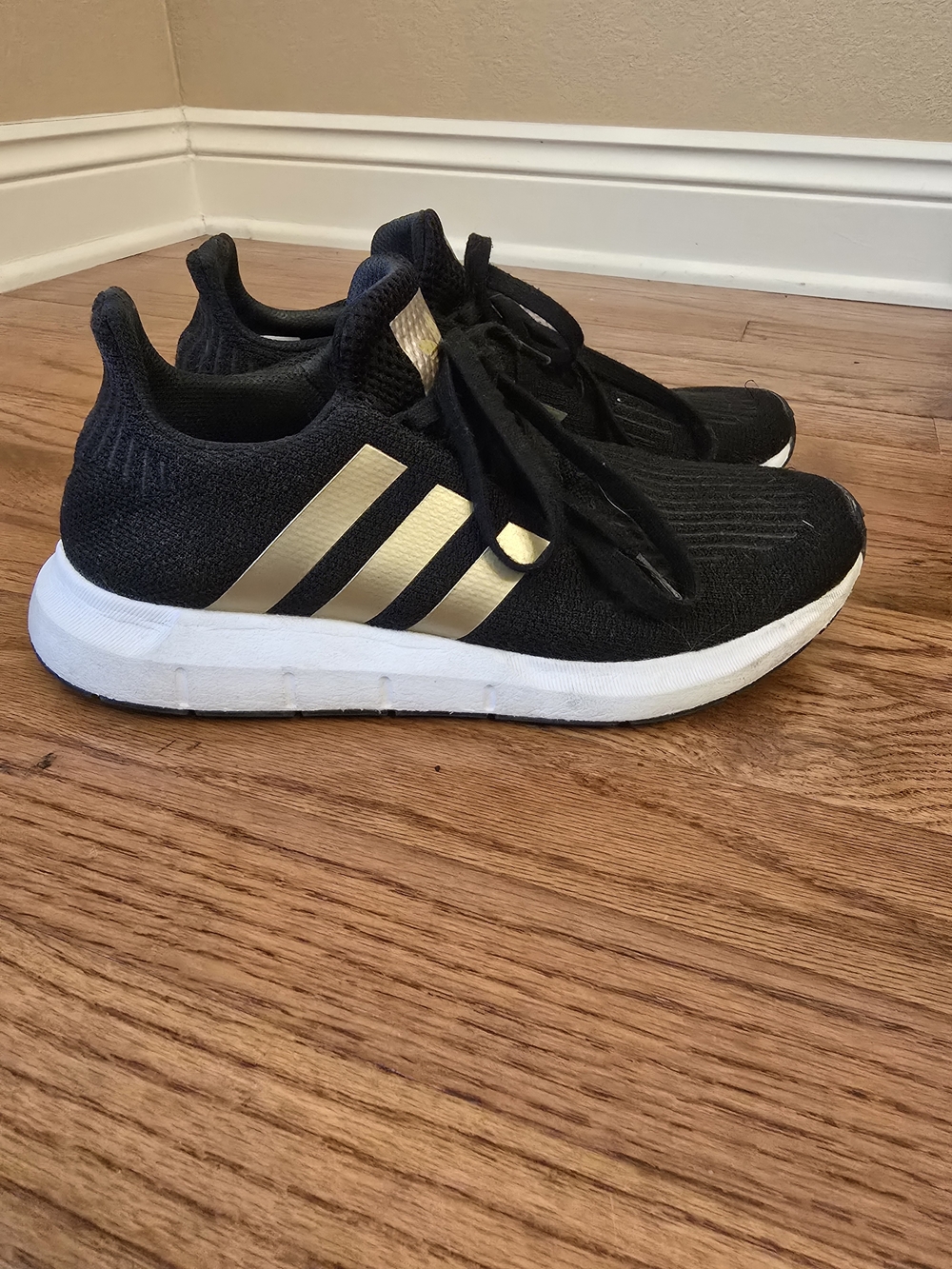 adidas Swift Run Black And Gold Athletic Shoes Size 9.5
